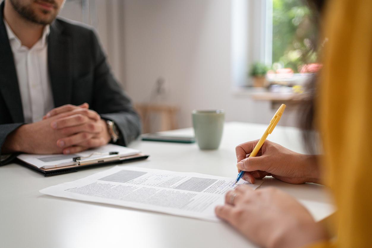 woman signing the contract